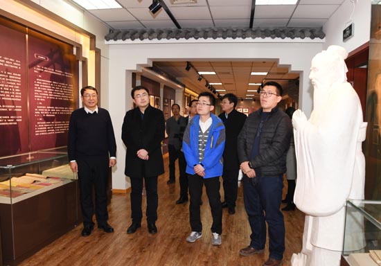 三高校招生负责同志参观河南招生考试文化展.JPG