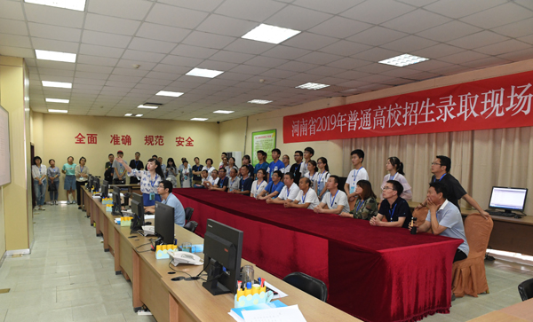 参观了解我省普通高招录取工作进展情况.JPG