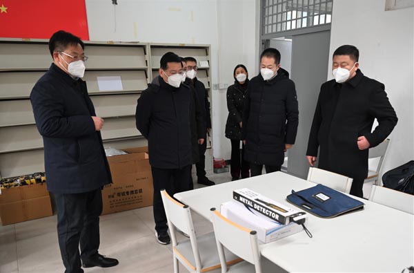 刘林亚总督学实地检查106中学考务值班室.jpg