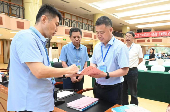 省教育厅党组成员、省纪委监委驻省教育厅纪检监察组组长付春亚检查指导我省普通高招录取工作.jpg